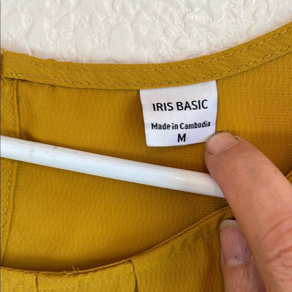 Iris Basic Gold Pleated Sleeveless Blouse - Picture 2 of 5